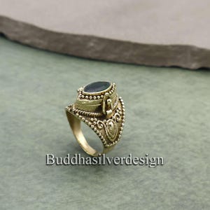Anillo de caja de veneno de piedra negra, medallón tribal gótico de latón, anillo de compartimento secreto hecho a mano, regalo de joyería oculta para festivales bohemios.