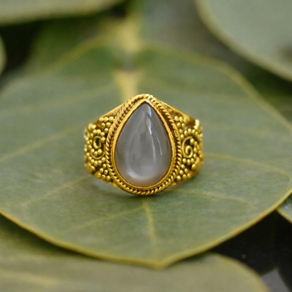 グレームーンストーンステートメントリング、ティアドロップゴールド