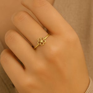 Anillo de flores vintage, banda floral dorada, anillo bohemio delicado, joyería minimalista, anillo para uso diario