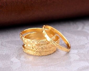 Set med stapelringar i guld, tunna guldbandringar, minimalistisk ringstapel, hamrade guldringar, texturerade vigselringar, eleganta ringar för kvinnor