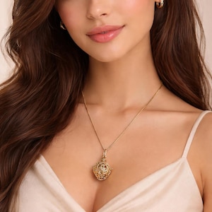 Collar con colgante de relicario en forma de corazón de filigrana vintage, colgante de latón dorado para guardar un recuerdo secreto, joyería con relicario que se abre al estilo victoriano, regalo para mamá.
