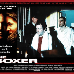 CINEMA LOBBY CARD - Pubblicità cinematografica 'The Boxer' - Universal Pictures - Daniel Day-Lewis e Ken Stott - 14"x11" - 35 cmx28 cm (UY01)
