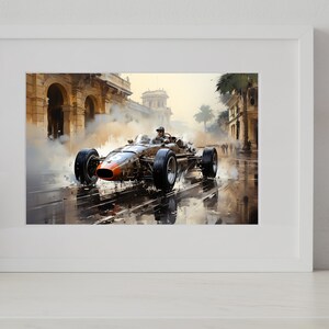 Pode incluir: Um carro de corrida vintage acelera por uma rua da cidade, levantando &aacute;gua e fuma&ccedil;a enquanto corre por uma rua molhada e de paralelep&iacute;pedos. O carro &eacute; marrom e laranja com um motorista no cockpit. O fundo mostra uma rua da cidade com edif&iacute;cios e palmeiras.