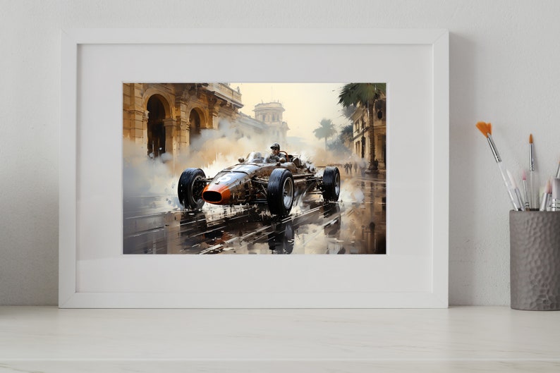 Pode incluir: Um carro de corrida vintage acelera por uma rua da cidade, levantando &aacute;gua e fuma&ccedil;a enquanto corre por uma rua molhada e de paralelep&iacute;pedos. O carro &eacute; marrom e laranja com um motorista no cockpit. O fundo mostra uma rua da cidade com edif&iacute;cios e palmeiras.