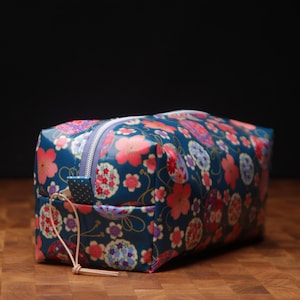 Kulturtasche aus hochwertigem, japanischen Wachstuch mit Reißverschluss im Kastenformat
