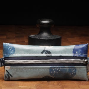 Kleine Tasche aus hochwertigem, japanischen Wachstuch mit Reißverschluss