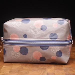 Tasche aus japanischem Wachstuch mit hochwertigem Reißverschluss im Kastenformat