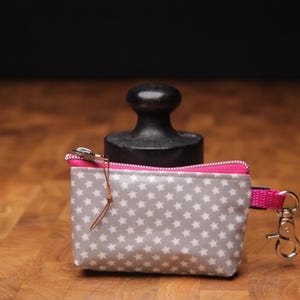 Kleine Tasche aus Au Maison Wachstuch mit Reißverschluss und Karabiner