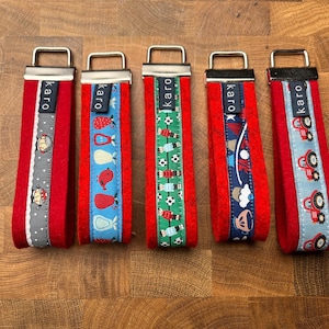Schlüsselanhänger aus echtem Wollfilz in rot mit aufgenähtem Webband in unterschiedlichen Designs