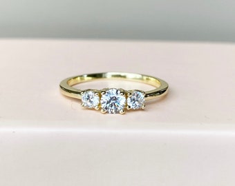 Ronde verlovingsring Trilogie ring Drievoudige stenen ring Gouden ring Promise ring Diamanten ring Simulant ring Moissanite Cadeau voor haar Stapelen