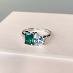 Bague Toi et moi Double Stone Fiançailles Bague émeraude 2 Stone Wedding Ring Radiant cut ring Poire ring 2 stone mothers ring Green stone ring image 6