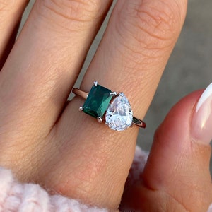 Bague Toi et moi Double Stone Fiançailles Bague émeraude 2 Stone Wedding Ring Radiant cut ring Poire ring 2 stone mothers ring Green stone ring image 3