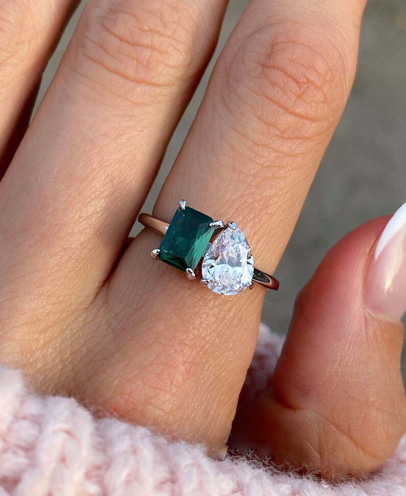 Bague Toi et moi Double Stone Fiançailles Bague émeraude 2 Stone Wedding Ring Radiant cut ring Poire ring 2 stone mothers ring Green stone ring image 3