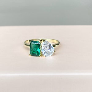 Bague Toi et moi Double Stone Fiançailles Bague émeraude 2 Stone Wedding Ring Radiant cut ring Poire ring 2 stone mothers ring Green stone ring image 2