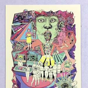 Könnte beinhalten: Eine farbenfrohe, surreale Illustration mit einem großen, offenem Mund, umgeben von geometrischen Formen, Figuren und einer Hand, die eine Kugel hält. Die Illustration ist in einem lebendigen Stil mit einer Mischung aus Rosa, Blau, Grün, Gelb und Lila gehalten.