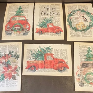 Puede incluir: Conjunto de seis impresiones navideñas sobre páginas de diccionario vintage. Cada impresión presenta un camión o coche rojo con un árbol de Navidad, una corona o la frase "Merry Christmas". Las impresiones tienen una estética rústica y vintage.