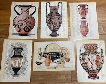 Puede incluir: Colección de seis grabados artísticos con ilustraciones de cerámica griega antigua. Cada impresión está sobre una página de texto de diccionario. Los diseños de cerámica incluyen jarrones con patrones y figuras intrincados en tonos naranja, negro y marrón.
