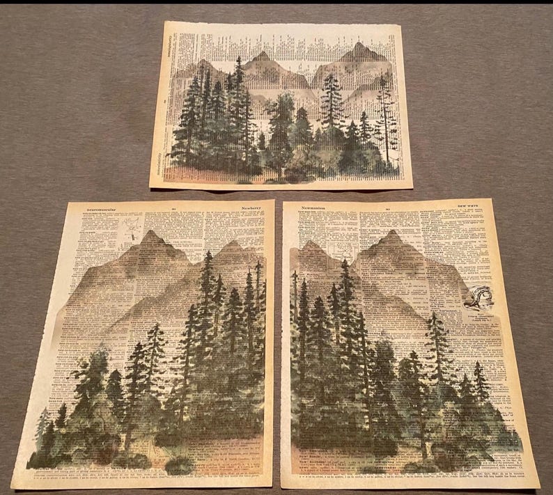 Pu&ograve; includere: Tre acquerelli di catene montuose con pini davanti. I dipinti sono stampati su pagine di vecchi libri con testo.