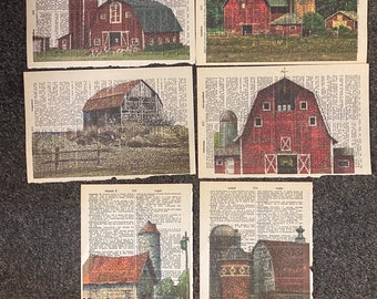 Può includere: Cinque stampe in stile vintage di fienili rossi con silos su uno sfondo di pagine di vecchi libri. Le stampe sono tutte di dimensioni e forme diverse e presentano dettagli diversi, come un mulino a vento, una recinzione e un albero.