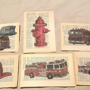 Puede incluir: Conjunto de seis grabados de estilo vintage con camiones de bomberos rojos, una boca de incendios y un casco de bombero. Cada imagen está impresa en una página de texto de libro antiguo, creando una estética única y envejecida. Ideal para decoración.