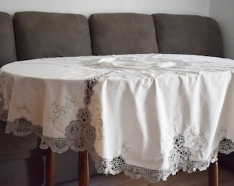 Nappe brodée vintage : dentelle florale gris écru, rond 63 pouces