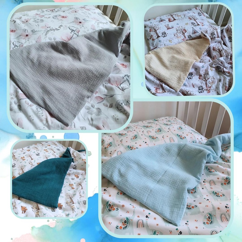 Puede incluir: Un collage de cuatro im&aacute;genes que muestran juegos de ropa de cama para beb&eacute;s. Cada juego incluye una funda de almohada estampada y una manta de muselina a juego en tonos grises, crema, verde azulado y azul claro. La ropa de cama est&aacute; colocada en una cuna blanca.