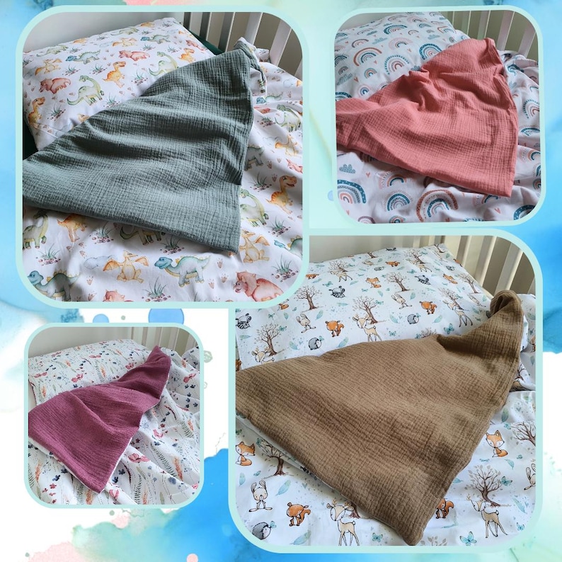Puede incluir: Cuatro juegos de ropa de cama para beb&eacute;s con muselinas de diferentes colores y fundas de almohada estampadas. Las muselinas son en tonos verdes, rosas y marrones. Las fundas de almohada tienen estampados de dinosaurios, arco&iacute;ris y animales del bosque.