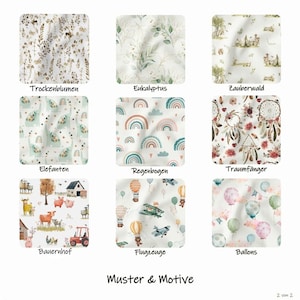 Puede incluir: Una colecci&oacute;n de muestras de tela con varios dise&ntilde;os. Los dise&ntilde;os incluyen flores, eucalipto, escenas de bosque, elefantes, arco&iacute;ris, atrapasue&ntilde;os, animales de granja, aviones y globos. El texto "Muster & Motive" est&aacute; en la parte inferior.