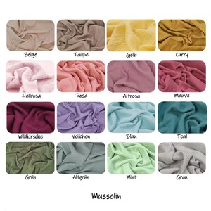 Puede incluir: Una paleta de muestras de tela de muselina en varios tonos, incluyendo beige, taupe, amarillo, rosa, morado, azul, verde y gris. Cada muestra est&aacute; etiquetada con su nombre de color, con la palabra "Musselin" en la parte inferior.