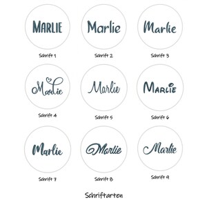 Puede incluir: Nueve estilos de fuente diferentes del nombre "Marlie" se muestran en una cuadr&iacute;cula. Cada nombre est&aacute; en un c&iacute;rculo blanco con una fuente de color verde azulado oscuro. El texto "Schriftarten" est&aacute; debajo.