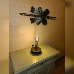 Lampada Farfalla Alchemica - Luce da Tavolo in Industrielle Stil mit Ali Riciclate und Messaggio Spirituale