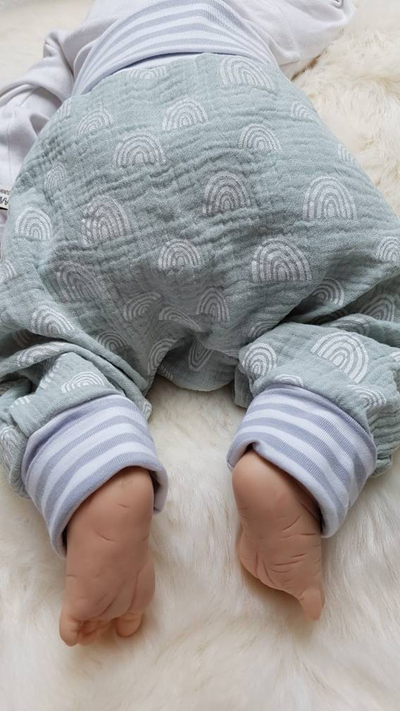 Babyset Pumphose Halstuch und Beaniemütze mit Regenbogen Mint Erstlingsset Bild 6
