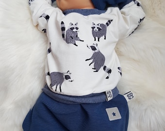 Babyset: trui, harembroek, muts, sjaal, newbornset, maten 50, 56, 62, 68. Jongensset: wasbeer, gestreepte leeuw, joggingbroek, Ottomaanse trui, blauw.