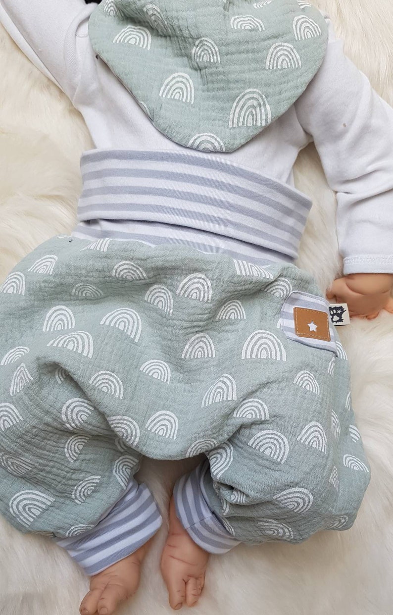 Babyset Pumphose Halstuch und Beaniemütze mit Regenbogen Mint Erstlingsset Bild 9