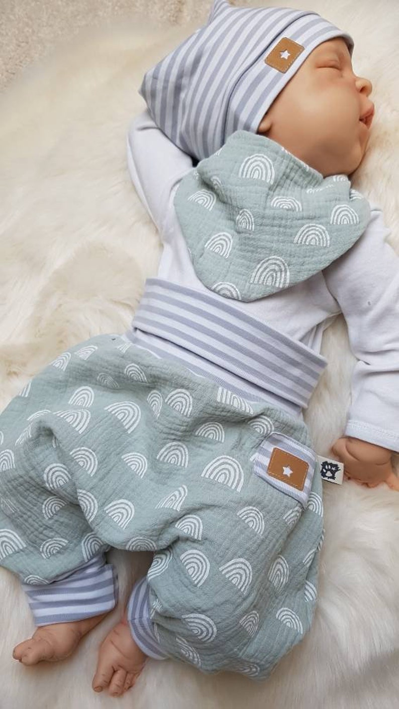 Babyset Pumphose Halstuch und Beaniemütze mit Regenbogen Mint Erstlingsset Bild 5