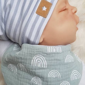 Babyset Pumphose Halstuch und Beaniemütze mit Regenbogen Mint Erstlingsset Bild 2