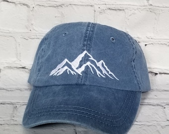 Sombrero de vacaciones bordado con montañas