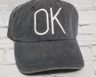 Gorra de béisbol teñida con pigmentos bordados de Oklahoma/OK