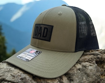 Gorra de papá con parche de cuero negro sobre negro. Incluye el clip de regalo (imagen del video). Gorra Richardson 112.