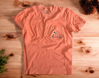 Bee Kind - Camiseta de bolsillo con colores cómodos bordados