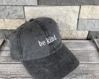 Sé amable - Sombrero teñido con pigmentos bordados