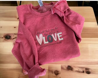 Deja que todo lo que hagas se haga con amor - Sudadera bordada