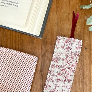 Handmade Floral Bookmark for her, Bookish Gift for Bibliophile, Book Merchandising for Booklovers