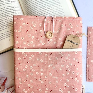 Funda libro rosa con flores y bolsillo exterior regalo san valentín para ella protege tus libros con estilo y amor imagen 5