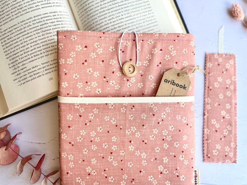 Funda libro rosa con flores y bolsillo exterior regalo san valentín para ella protege tus libros con estilo y amor imagen 5