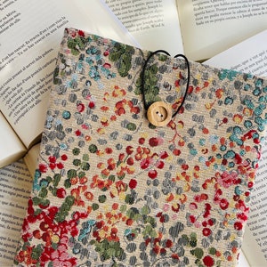 Funda de libro alegre acolchada con tela resistente de gobelino, protector de libros, regalo para ella, accesorio para libro image 7
