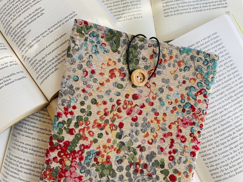Funda de libro alegre acolchada con tela resistente de gobelino, protector de libros, regalo para ella, accesorio para libro image 7