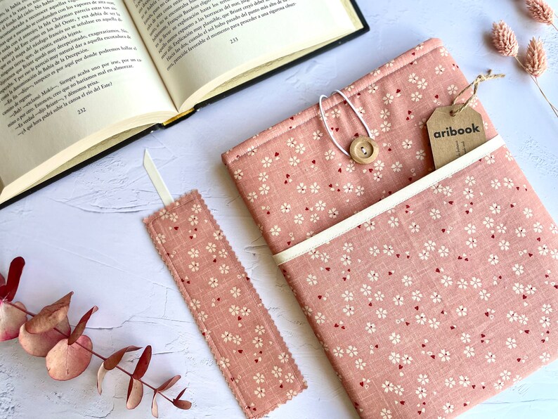 Funda libro rosa con flores y bolsillo exterior regalo san valentín para ella protege tus libros con estilo y amor imagen 3