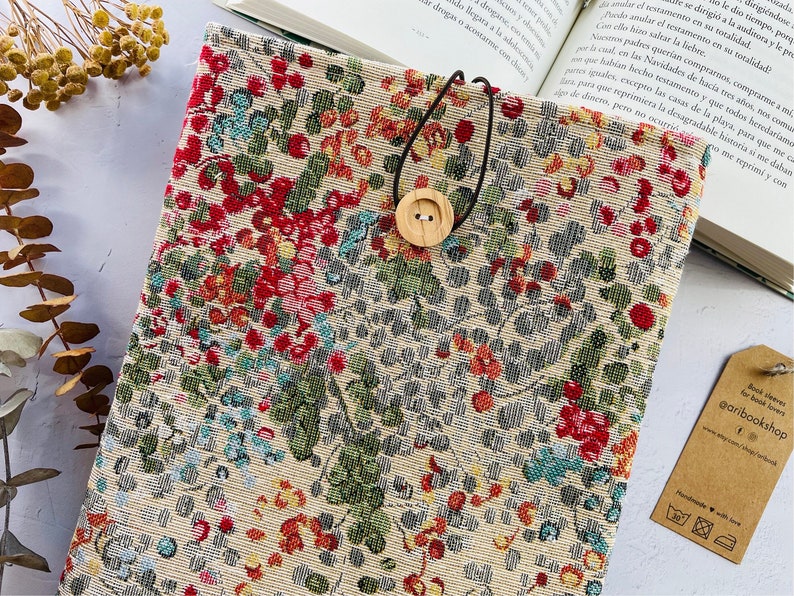 Funda de libro alegre acolchada con tela resistente de gobelino, protector de libros, regalo para ella, accesorio para libro image 4