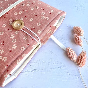 Funda libro rosa con flores y bolsillo exterior regalo san valentín para ella protege tus libros con estilo y amor imagen 4